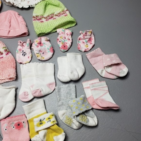 baby girls mixed bundle of 18 socks, hats, mittens - Picture 4 of 8